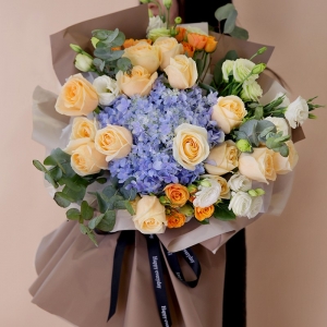 天津光辉岁月-19朵香槟玫瑰，2个蓝色绣球，橙色多头玫瑰、白色桔梗、尤加利间插丰满