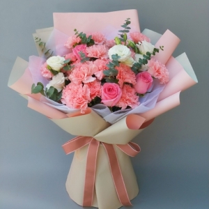 天津勿念-19朵粉康乃馨、4朵戴安娜玫瑰、6朵洋桔梗、尤加利间插