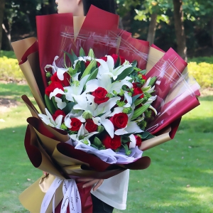 天津四季繁华-19朵红玫瑰，24朵白色香水百合，搭配叶上黄金（如无用尤加利代替）