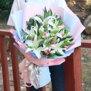 天津气质佳人-24朵白香水百合，11枝红袖玫瑰，搭配叶上黄金