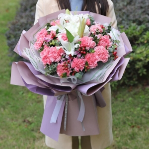 天津绚丽-19支粉色康乃馨，2支多头白香水百合，搭配相思梅，红豆，尤加利叶