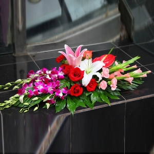 天津名列前茅-4支红玫瑰、2支粉玫瑰、3支红色康乃馨、3支粉色康乃馨、1支白百合、1支粉百合、1支红掌，搭配适量洋兰、粉色剑兰、散尾葵、龟背叶。