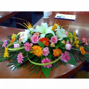 天津成就伟业-3朵白色香水百合，10支粉玫瑰，20枝扶郎花，10枝康乃馨，散尾葵，绿叶。