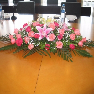 天津一日千里-5朵香水百合，30支红玫瑰，粉玫瑰， 搭配满天星，绿叶，散尾葵。