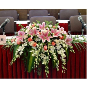 天津讲台花B-白色泰国兰10枝，粉百合10枝，粉、白玫瑰各15枝，配叶适量填充