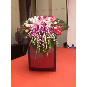 天津讲台花E-红掌4片，紫色洋兰24枝，粉百合8朵，红玫瑰20枝，粉玫瑰10枝，搭配栀子叶，桔梗。