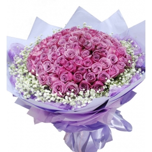 天津浪漫恋情-99枝紫玫瑰组成圆形，满天星搭配