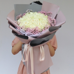 天津珍惜缘分-33朵白玫瑰，粉色满天星外围环绕
