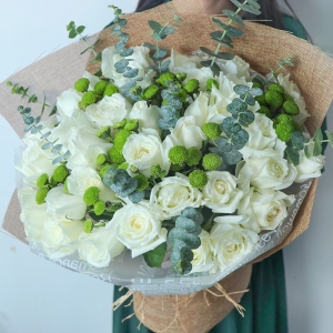 天津浮生若梦-33朵精品白玫瑰，搭配绿色小雏菊、尤加利叶装饰