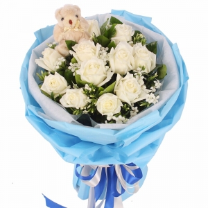天津柔情誓言-11朵精品白玫瑰，1只可爱小熊，相思梅点缀