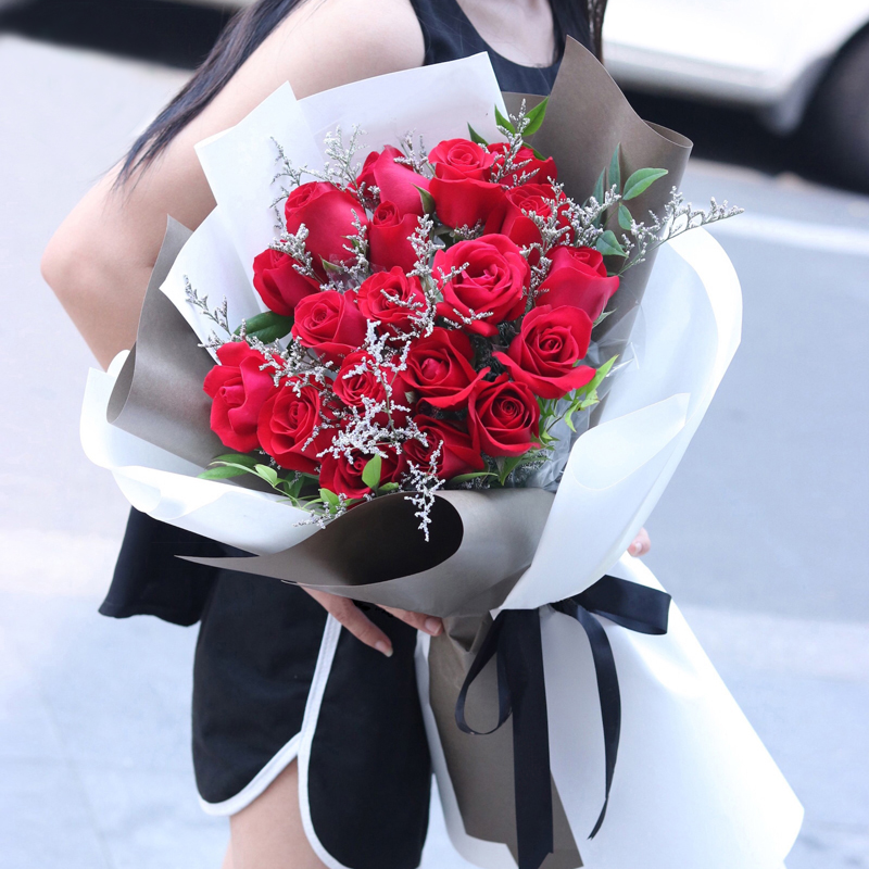 天津不变的心-19支红玫瑰，搭配适量情人草、南天竹装饰