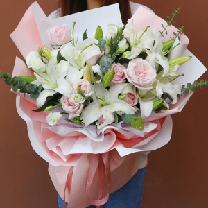 天津晴天般的微笑-6朵粉玫瑰、3朵白玫瑰，5支多头白色香水百合，搭配洋桔梗、尤加利叶装饰
