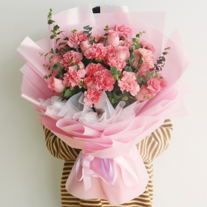 天津温暖生活-33朵粉色康乃馨、粉玫瑰混搭，搭配尤加利叶、栀子叶装饰