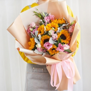 天津给你的祝福-7支向日葵，粉桔梗丰满间插，搭配银叶菊和栀子叶