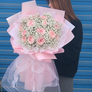 天津花前月下-精选19朵粉玫瑰，搭配大量白色满天星