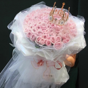 天津暖阳浅笑-99朵粉玫瑰，搭配皇冠、栀子叶装饰