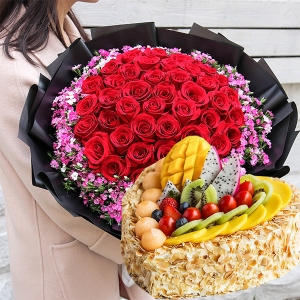 天津佳期如梦- 33支红玫瑰，搭配丰满粉色石竹梅装饰。8寸心形水果蛋糕