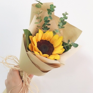 天津别离时刻（3束起订）-一朵向日葵，搭配适量尤加利叶装饰丰满。