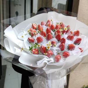 天津莓目传情-33颗新鲜草莓，小雏菊间插丰满