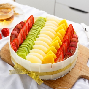 天津美之旋律-鲜奶水果蛋糕，时令水果，白色巧克力片围边