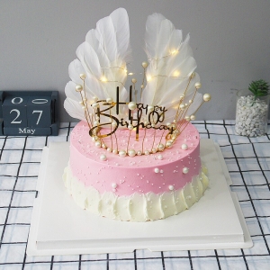天津粉色精灵-水果夹层鲜奶蛋糕，皇冠、羽毛、灯带装饰
