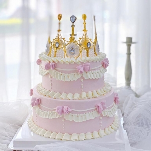 天津公主的皇冠-内层蛋糕胚+奶油叠加（含水果填充），表层奶油+皇冠装饰