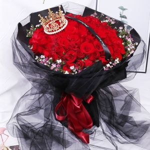 鞍山市心底花园-99朵精品红玫瑰，粉色相思梅丰满围边，搭配皇冠、黑色英文缎带装饰