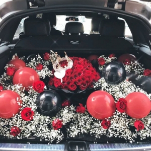 鞍山市飞舞爱恋-19极品支玫瑰+99支皇冠顶级红玫瑰花束+11个红黑气球+2条彩灯 搭配白色满天星